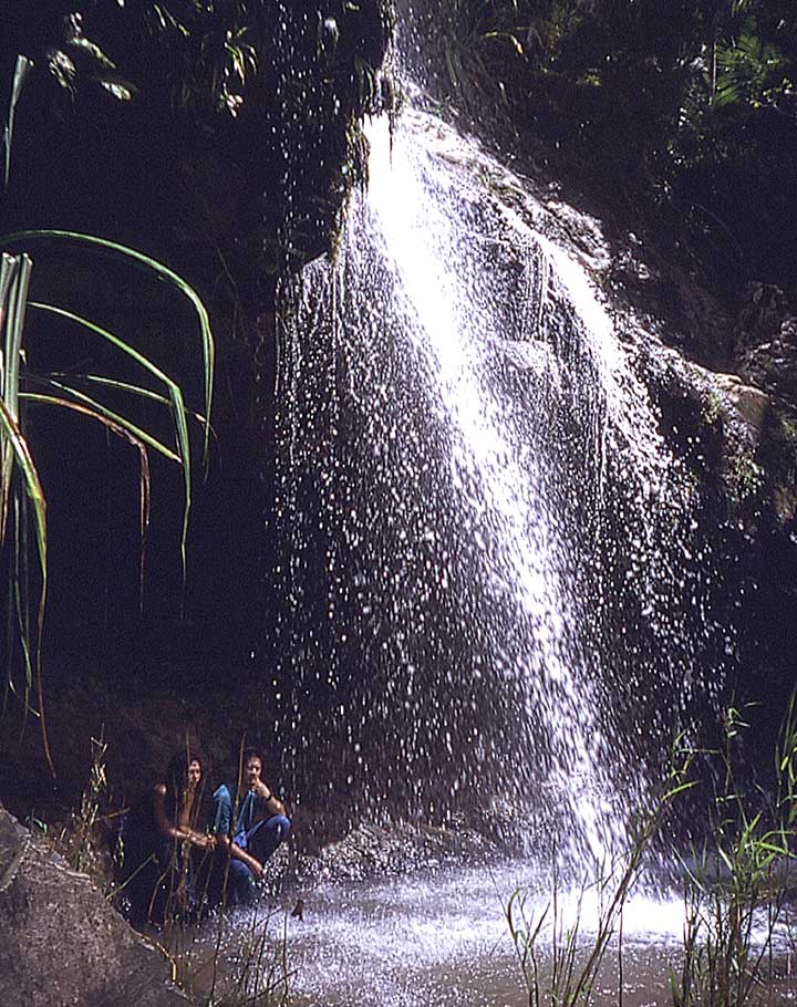 アルトム山とアッパーシグア滝 Altom Falls & Upper Sigua Falls