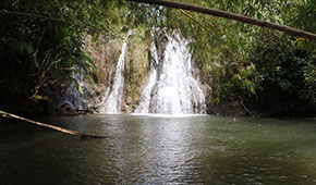 マロロの滝 Malojlojo Falls